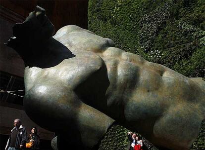 A las puertas del CaixaForum,  abre a la exposición este grandioso busto de hombre que, evocando a una pieza arqueológica aún en el yacimiento.