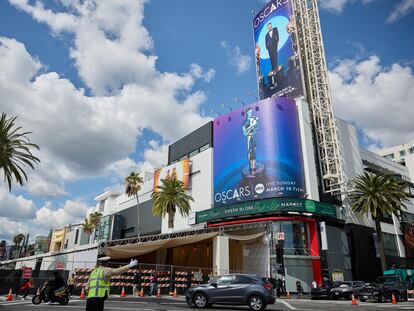 El tramo de Hollywood Boulevard en donde se encuentra el teatro Dolby, al fondo en color vainilla, cerrado tres días antes de la ceremonia.