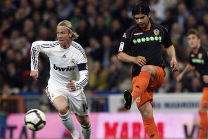 Banega juega un balón ante Guti, durante el partido del pasado domingo en el Bernabéu.