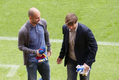 Guardiola y Pochettino, durante el acto protocolaria previo al partido entre el Barcelona y el Espanyol.