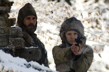 Eric Bana y Saoirse Ronan, padre e hija en<i> Hanna.</i>