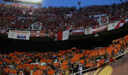Los aficionados del Sevilla, en lo alto, al inicio del encuentro mientras los hinchas del Valencia hacían un mosaico.