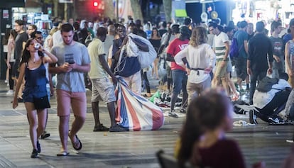 Un grup de venedors ambulants, ahir a la nit a la Rambla de Barcelona.