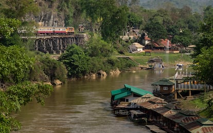 El llamado tren de la Muerte de Tailandia (o Thailand-Burma Railway), junto al río Kwai. 