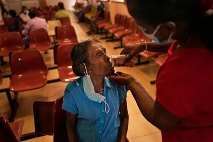 Una paciente con cáncer ingiere una bebida en el hospital de Maharagama (Colombo, Sri Lanka), este pasado junio. Los médicos de Sri Lanka instan a sus pacientes a no caer enfermos ni accidentarse, ya que la crisis económica del país deja al sistema sanitario sin medicamentos ni suministros.