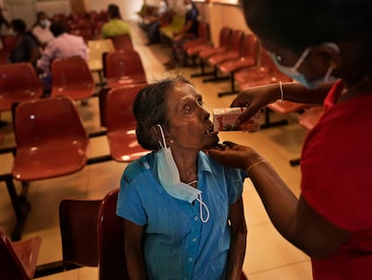 Una paciente con cáncer ingiere una bebida en el hospital de Maharagama (Colombo, Sri Lanka), este pasado junio. Los médicos de Sri Lanka instan a sus pacientes a no caer enfermos ni accidentarse, ya que la crisis económica del país deja al sistema sanitario sin medicamentos ni suministros.