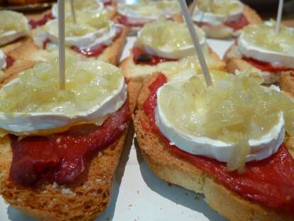 Un &#039;pintxo&#039; en una de las barras de Vitoria.