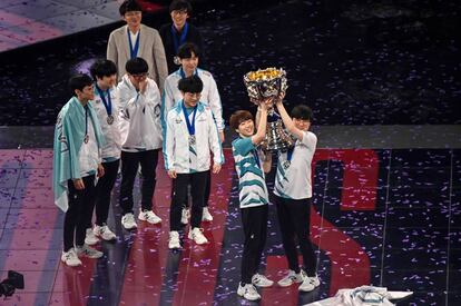 Los capitanes del equipo surcoreano Damwon alzan el trofeo de la victoria ante el equipo chino Suning en la final del 'League of Legends World Video Game Championships' en Shanghái, China.