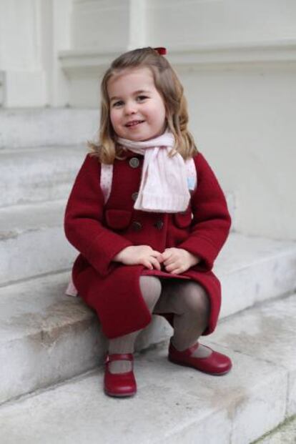 La princesa Carlota en el Palacio de Kensington antes de ir a la guarder&iacute;a. 