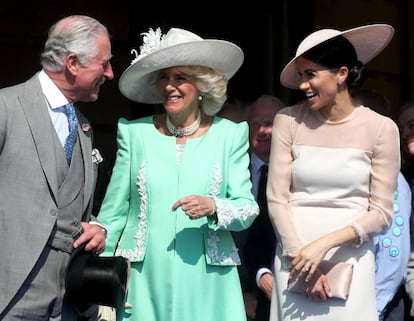 Carlos de Inglaterra, con Camila y Meghan Markle.