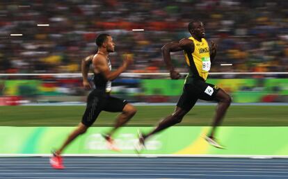 El jamaicano Usain Bolt y el canadiense Andre de Grasse compiten en la semifinal de 200 metros lisos. 