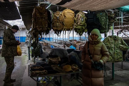 Natalia, junto a su tienda de artículos militares en el mercado callejero de Oríjiv.