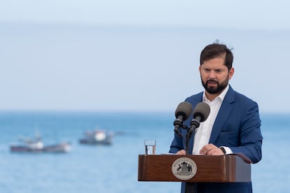 Gabriel Boric durante la presentacin del proyecto del Cable Humboldt, a bordo de un buque la Armada de Chile en Valparaso, este jueves.