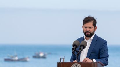 Gabriel Boric durante la presentación del proyecto del Cable Humboldt, a bordo de un buque la Armada de Chile en Valparaíso, este jueves.