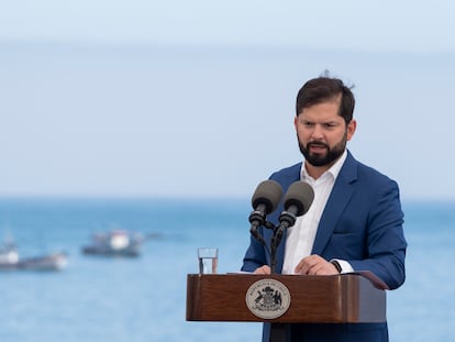 Gabriel Boric durante la presentación del proyecto del Cable Humboldt, a bordo de un buque la Armada de Chile en Valparaíso, este jueves.