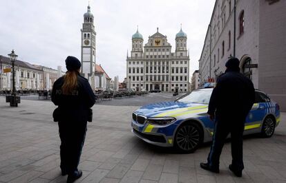 Dos policías, frente al Ayuntamiento de Augsburgo, al sur de Alemania.