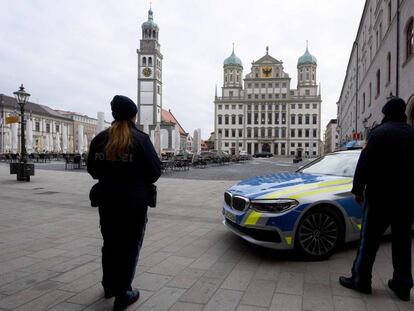 Dos policías, frente al Ayuntamiento de Augsburgo, al sur de Alemania.