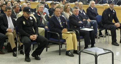 Julián Muñoz, José Antonio Roca y otros acusados en el 'caso Saqueo II', durante una sesión de la vista en la Audiencia Nacional.