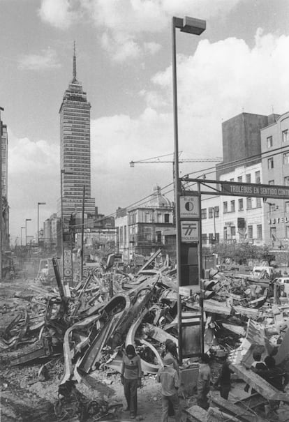 Algunas construcciones derrumbadas cercanas a la Torre Latinoamericana en el terremoto de 1985.