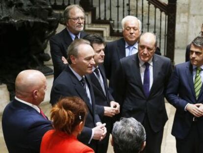 El presidente Fabra y el vicepresidente Ciscar junto a los responsables de las entidades financieras del convenio en el Palau de la Generalitat.