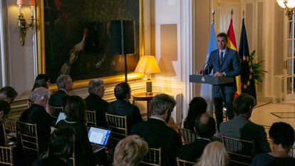 Pedro Sánchez, durante una rueda de prensa en la residencia del embajador español en Nueva York. 