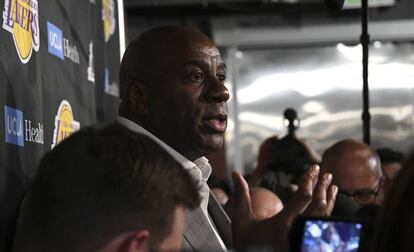 Magic Johsnon anuncia su dimisión a los periodistas en el Staples Center.