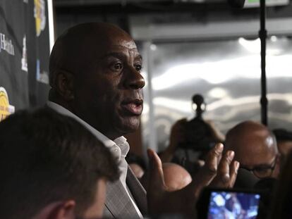 Magic Johsnon anuncia su dimisión a los periodistas en el Staples Center.