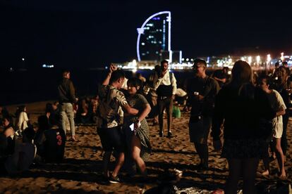 Cientos de personas celebran en la playa de la Barceloneta la noche de San Juan, en Barcelona.