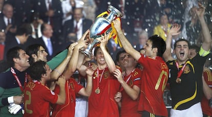 Fernando Torres levanta el trofeo junto a sus compañeros de la selección tras proclamarse campeones de la Eurocopa 2008.