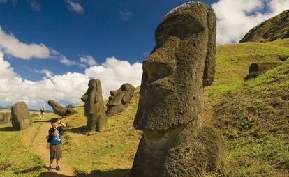 Un turista fotografiando un moái en Isla de Pascua (Rapa Nui), archipiélago chileno.