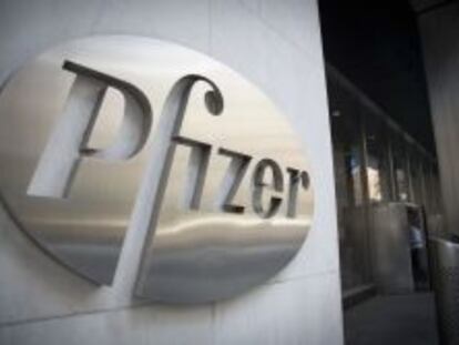 Logo de Pfizer en la sede de la compa&ntilde;&iacute;a.