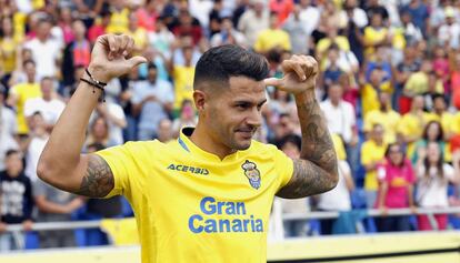 Vitolo, durante su presentaci&oacute;n en el estadio de Gran Canaria. 