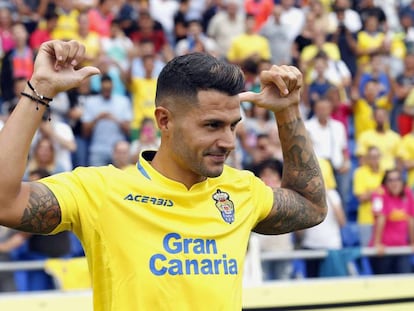 Vitolo, durante su presentaci&oacute;n en el estadio de Gran Canaria. 