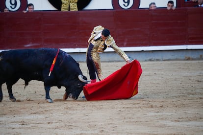 Paco Ureña torea al natural a su primer toro.
