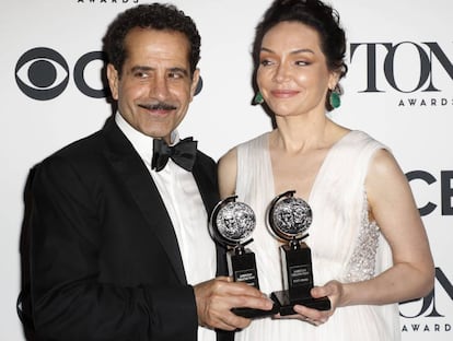 Los actores Tony Shalhoub y Katrina Lenk, ganadores del galardón a la mejor interpretación por 'The Band's Visit'.