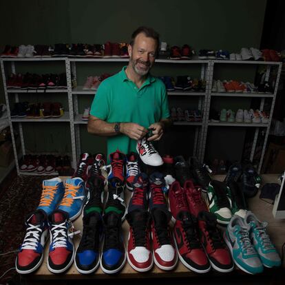 Juan Fraile posa en la trastienda de Archive Sneakers. 
