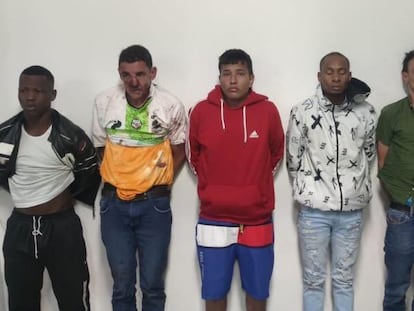 Los seis detenidos por el asesinato de Fernando Villavicencio, en una imagen facilitada por la policía ecuatoriana el 10 de agosto.