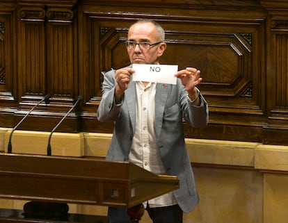 El diputado Joan Coscubiela, de Catanlunya Sí que es Pot, muestra su voto durante la votación de la segunda declaración de independencia, el 27 de octubre de 2017.
