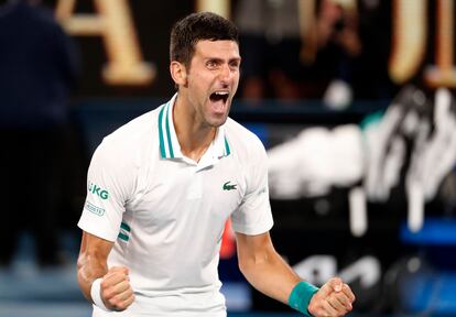 Djokovic celebra su victoria ante Medvedev en la final del Open de Australia 2021.