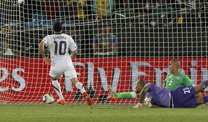 Landon Donovan marca frente Argelia en los momentos finales del partido. El gol de Donovan supone la clasificación de EE UU y la eliminación de Eslovenia.