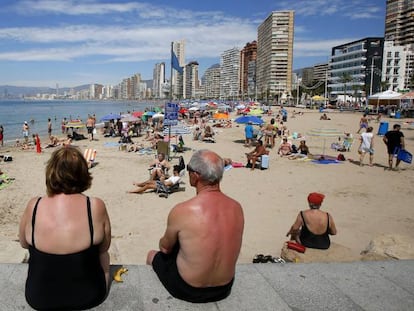 Turistas en la playa de Benidorm (Alicante)