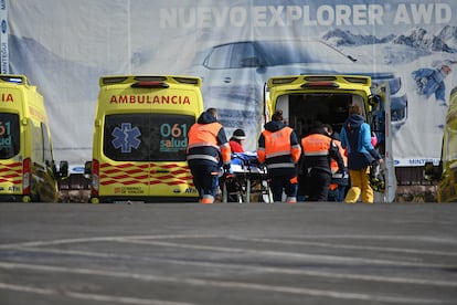 Varias personas llevan a un herido a una ambulancia en la estación de esquí de Astún, este sábado.