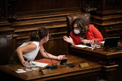 Ada Colau (derecha), en el pleno municipal, este viernes.