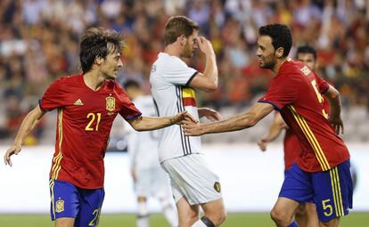 Silva y Busquets celebran el primer gol.