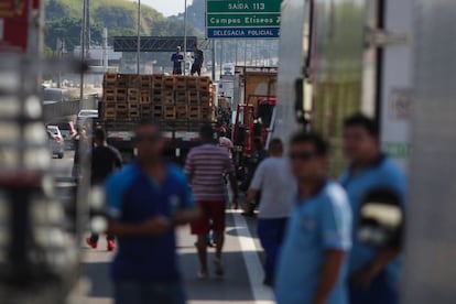 Quatro dias seguidos de paralisação dos motoristas de caminhões desabastece supermercados em várias cidades do Brasil. Na imagem, um protesto desta quinta no Rio.