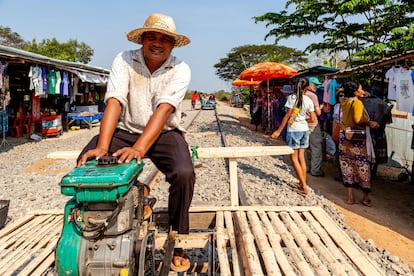 Uno de los conductores del tren de bambú, en Battambang.