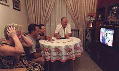 La familia de Alberto García, en su casa, animándole frente al televisor.