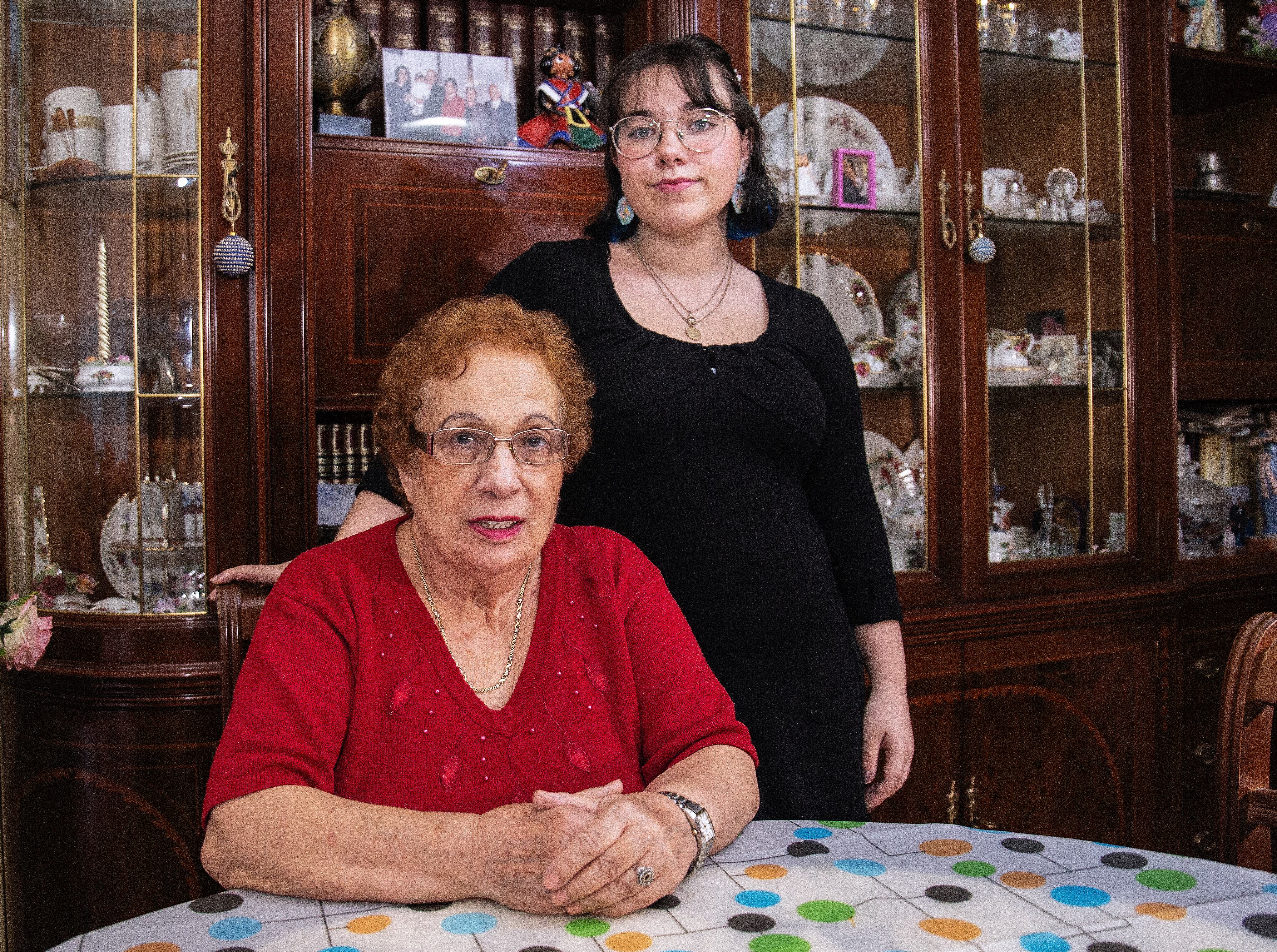 Nerea Rodríguez, de 21 años, y Manoli Pérez, de 78 años, durante el programa de convivencia intergeneracional entre estudiantes y personas mayores en Salamanca. 