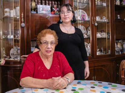 Nerea Rodríguez, de 21 años, y Manoli Pérez, de 78 años, durante el programa de convivencia intergeneracional entre estudiantes y personas mayores en Salamanca. 