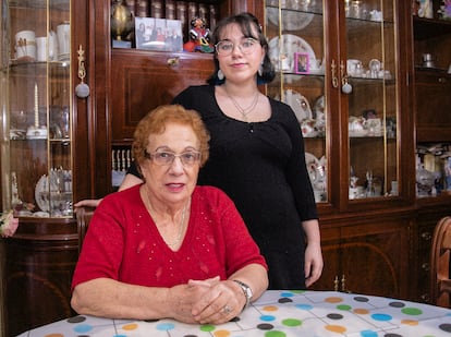 Nerea Rodríguez, de 21 años, y Manoli Pérez, de 78 años, durante el programa de convivencia intergeneracional entre estudiantes y personas mayores en Salamanca.